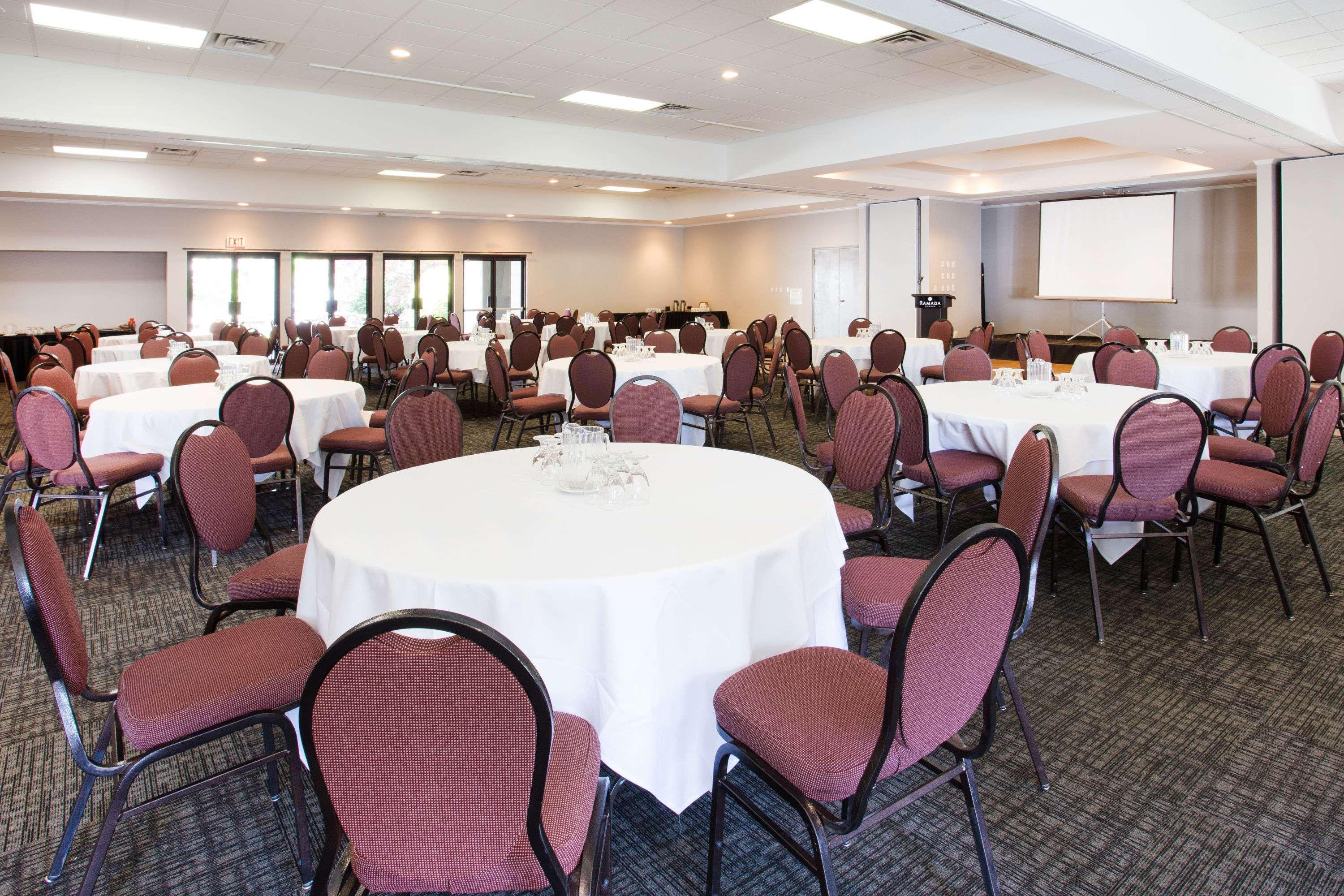 Ramada By Wyndham Duncan Cowichan Valley Bagian luar foto